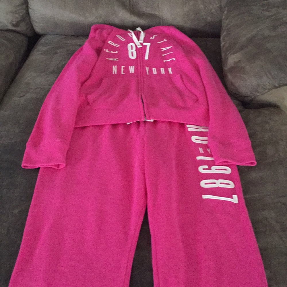 2 pairs of sweatpants and 2 matching hoodies. - Picture 2 of 4